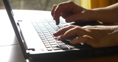 Dizüstü bilgisayarda klavyede yazılıyor