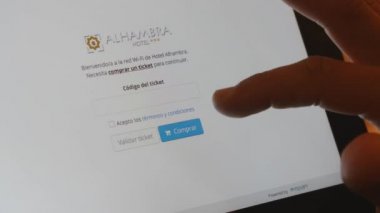 Tablet kullanan adam