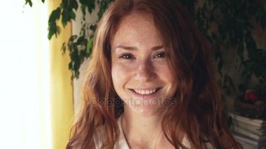 Küçük kızıl saçlı kız