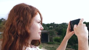 Genç Kızıl saçlı kız alarak fotoğraf