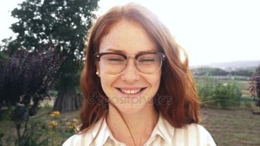 Küçük kızıl saçlı kız