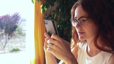 dijital tablet kullanan kadın