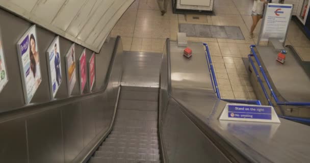 Nahaufnahme Der Bewegung Auf Der Rolltreppe — Stockvideo