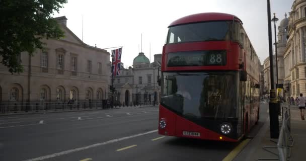 Londra Inghilterra Giugno 2017 Autobus Due Piani Turisti Traffico Piazza — Video Stock