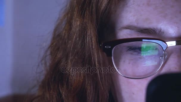 Jeune fille rousse dans des lunettes avec tablette — Video