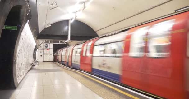 London Anglia Június 2017 Londoni Földalatti Érkező Belépő Platform Metro — Stock videók