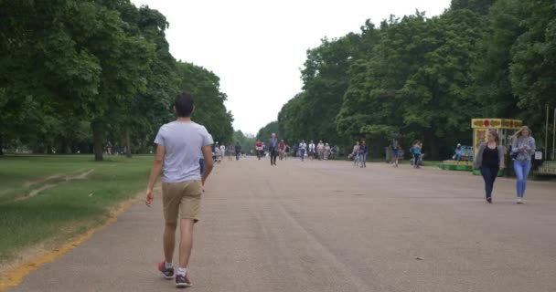 2017 日のロンドン イギリス 匿名の人々 英国の公園を歩いて リラックスした夏の日の休日観光典型的なイングランドの公園 — ストック動画