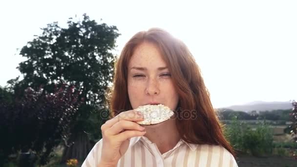 Zrzka dívka jíst rýže dort — Stock video