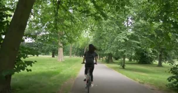 2017年6月23日 匿名有吸引力的妇女或女孩骑自行车通过公园在伦敦 — 图库视频影像