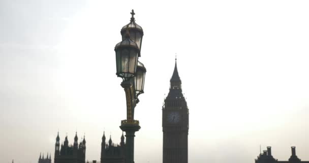 2017 日のロンドン イギリス ロンドン市 英国教会のアイコン 晴れた夏の日 有名な観光名所 象徴的なヨーロッパの建物で大きなベン国会議事堂 — ストック動画