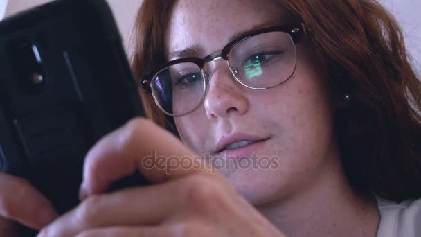 Menina ruiva jovem em óculos com tablet — Vídeo de Stock