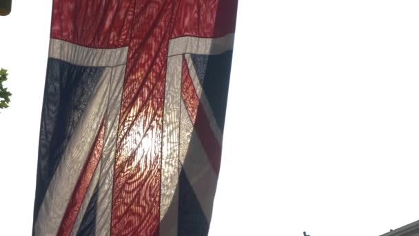 Bandiera Inglese Swinging Blue Sky Giorno Estate Europa Brexit Inghilterra — Video Stock