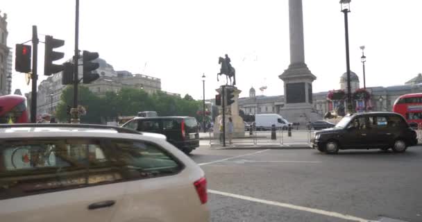 Londres Inglaterra Junio 2017 Double Decker Bus Turistas Tráfico Trafalgar — Vídeo de stock