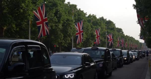 Bandeiras Inglesas Balançando Céu Azul Dia Verão Europa Brexit Patriotismo — Vídeo de Stock