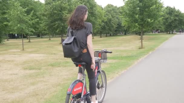 Лондон Червня 2017 Анонімний Привабливі Жінки Дівчина Їзда Велосипеді Через — стокове відео