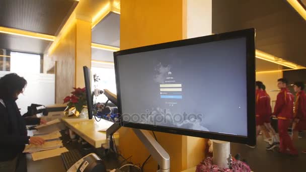选择预订酒店计算机上的选项 — 图库视频影像