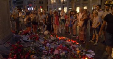 Barcelona, İspanya - 27 Ağustos 2017: anonim insanlar memorial mumlar, terörist saldırı Barcelona Ramblas