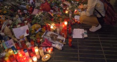 Barcelona, İspanya - 27 Ağustos 2017: anonim insanlar memorial mumlar, terörist saldırı Barcelona Ramblas