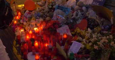 Barcelona, İspanya - 27 Ağustos 2017: anonim insanlar memorial mumlar, terörist saldırı Barcelona Ramblas