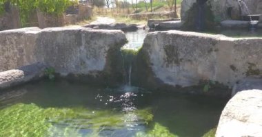 kırsal Çeşme küçük köyde, temiz su, yeşil taze geleneksel yapı. Dağ kaynak suyu.