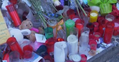 Barcelona, İspanya - 27 Ağustos 2017: anonim insanlar memorial mumlar, terörist saldırı Barcelona Ramblas