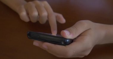 Cep telefonu kullanan küçük kız.