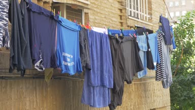 Giysi kurutma binada Çamaşırhane hatları asılı