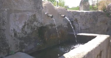 kırsal Çeşme küçük köyde, temiz su, yeşil taze geleneksel yapı. Dağ kaynak suyu.