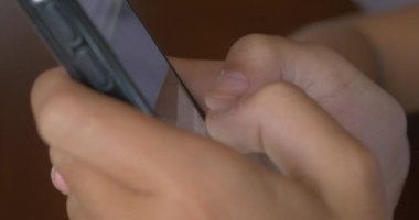 Cep telefonu kullanan küçük kız.