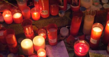 Barcelona, İspanya - 27 Ağustos 2017: anonim insanlar memorial mumlar, terörist saldırı Barcelona Ramblas