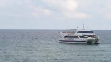 bağlantı noktasına gelen yolcu gemisi