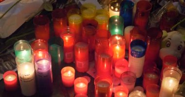 Barcelona, İspanya - 27 Ağustos 2017: anonim insanlar memorial mumlar, terörist saldırı Barcelona Ramblas
