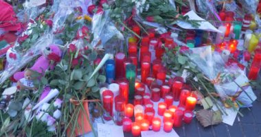 Barcelona, İspanya - 27 Ağustos 2017: anonim insanlar memorial mumlar, terörist saldırı Barcelona Ramblas