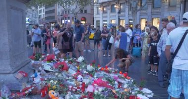 Barcelona, İspanya - 27 Ağustos, 2017: anonim insanlar memorial mumlar, terörist saldırı Barcelona Ramblas 