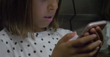 Asansörde cep telefonu akıllı telefon yeni teknoloji kullanan küçük şirin güzel kız