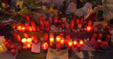 Barcelona, İspanya - 27 Ağustos, 2017: anonim insanlar memorial mumlar, terörist saldırı Barcelona Ramblas 