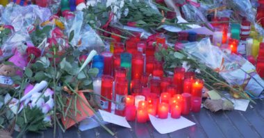 Barcelona, İspanya - 27 Ağustos 2017: anonim insanlar memorial mumlar, terörist saldırı Barcelona Ramblas 