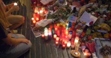 Barcelona, İspanya - 27 Ağustos 2017: anonim insanlar memorial mumlar, terörist saldırı Barcelona Ramblas