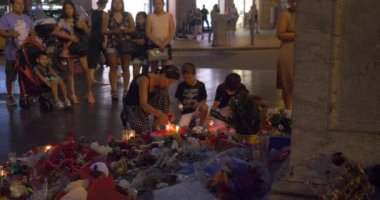 Barcelona, İspanya - 27 Ağustos 2017: anonim insanlar memorial mumlar, terörist saldırı Barcelona Ramblas