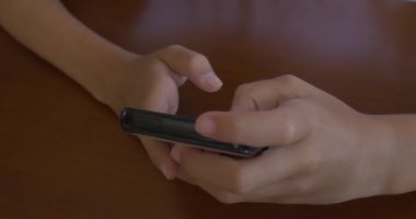 Cep telefonu kullanan küçük kız.