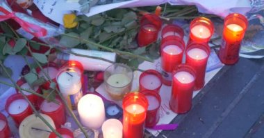 Barcelona, İspanya - 27 Ağustos 2017: anonim insanlar memorial mumlar, terörist saldırı Barcelona Ramblas