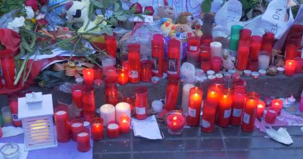 Barcelona España Agosto 2017 Velas Conmemorativas Personas Anónimas Atentado Terrorista — Vídeos de Stock