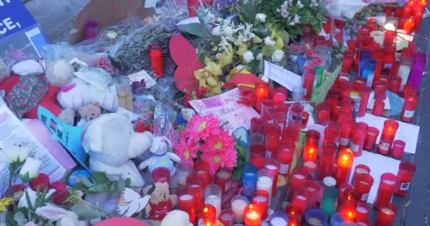 Barcelona Spanien Augusti 2017 Anonyma Människor Memorial Ljus Vid Terrorist — Stockvideo