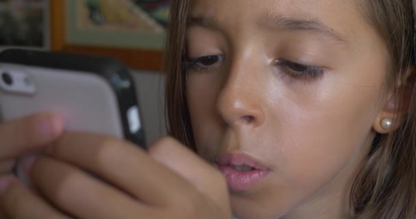 Gadis Cantik Kecil Yang Lucu Menggunakan Ponsel Smartphone Teknologi Baru — Stok Video