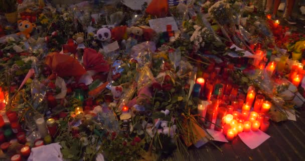 Barcelona Spanje Augustus 2017 Anonieme Mensen Memorial Kaarsen Terroristische Aanvallen — Stockvideo