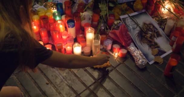 巴塞罗那 西班牙 2017年8月27日 匿名人纪念蜡烛在恐怖分子攻击巴塞罗那大道 — 图库视频影像