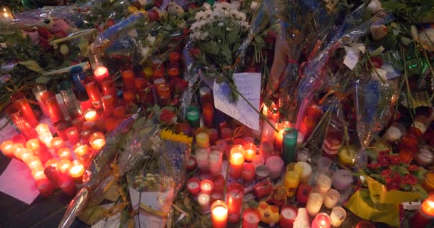 Barcelona Spanje Augustus 2017 Anonieme Mensen Memorial Kaarsen Terroristische Aanvallen — Stockvideo