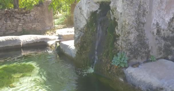 Fuente Rural Pequeño Pueblo Agua Clara Verde Construcción Tradicional Fresca — Vídeo de stock