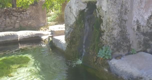 Landelijke Fontein Klein Dorpje Helder Water Groene Verse Traditionele Bouw — Stockvideo