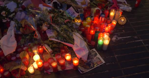 バルセロナ スペイン 2017 テロリストの匿名の人々 記念蝋燭攻撃バルセロナ ランブラス通り — ストック動画